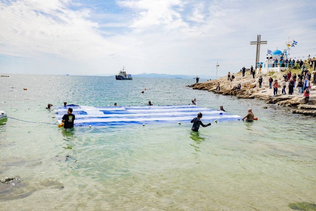 Ρίγη συγκίνησης με την Ελληνική σημαία στη θάλασσα του Πειραιά για την Εθνική Επέτειο της 25ης Μαρτίου 1821