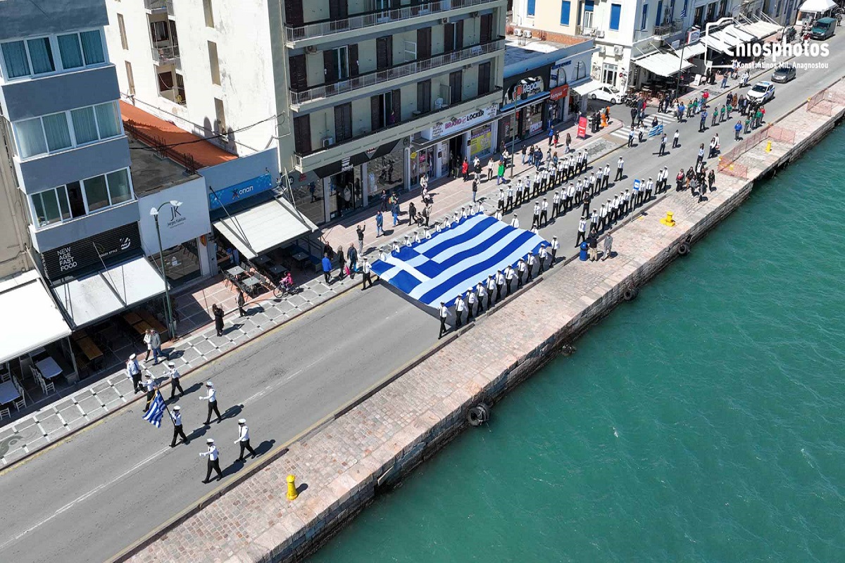Υψώθηκε η μεγάλη Ελληνική Σημαία στη Χίο για την 25η Μαρτίου (video & photos)