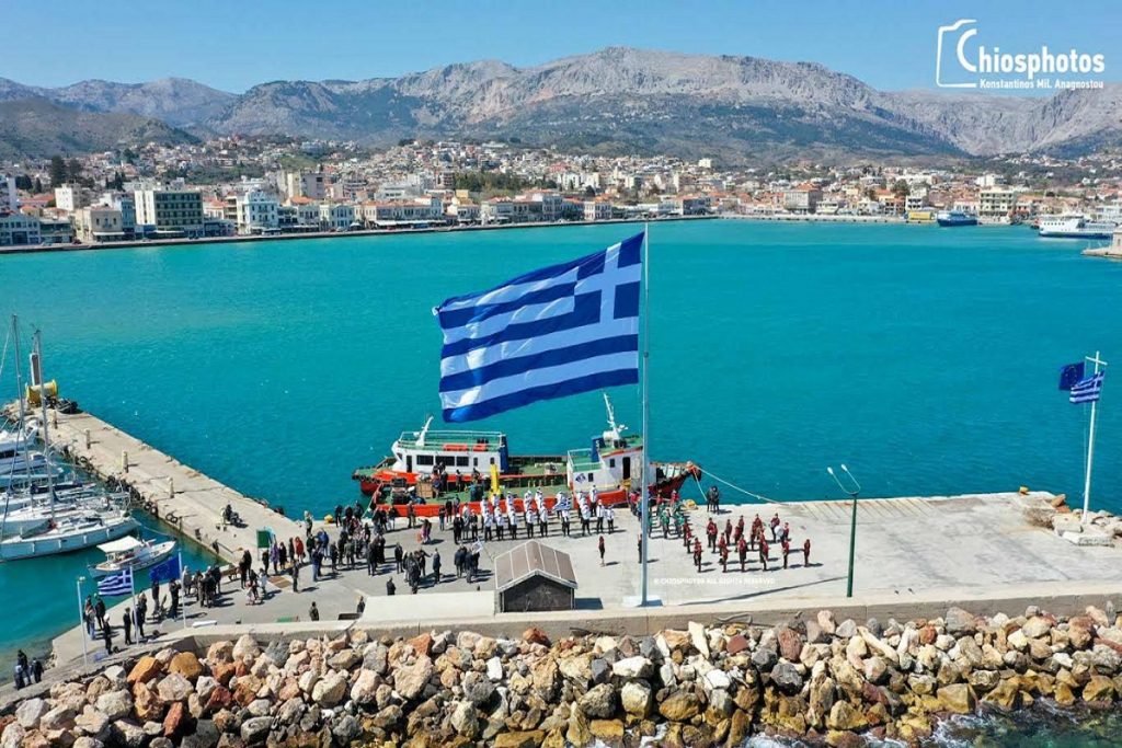 Χίος: Υψώθηκε η μεγάλη Ελληνική Σημαία για την επέτειο της 25ης Μαρτίου (video & photo)