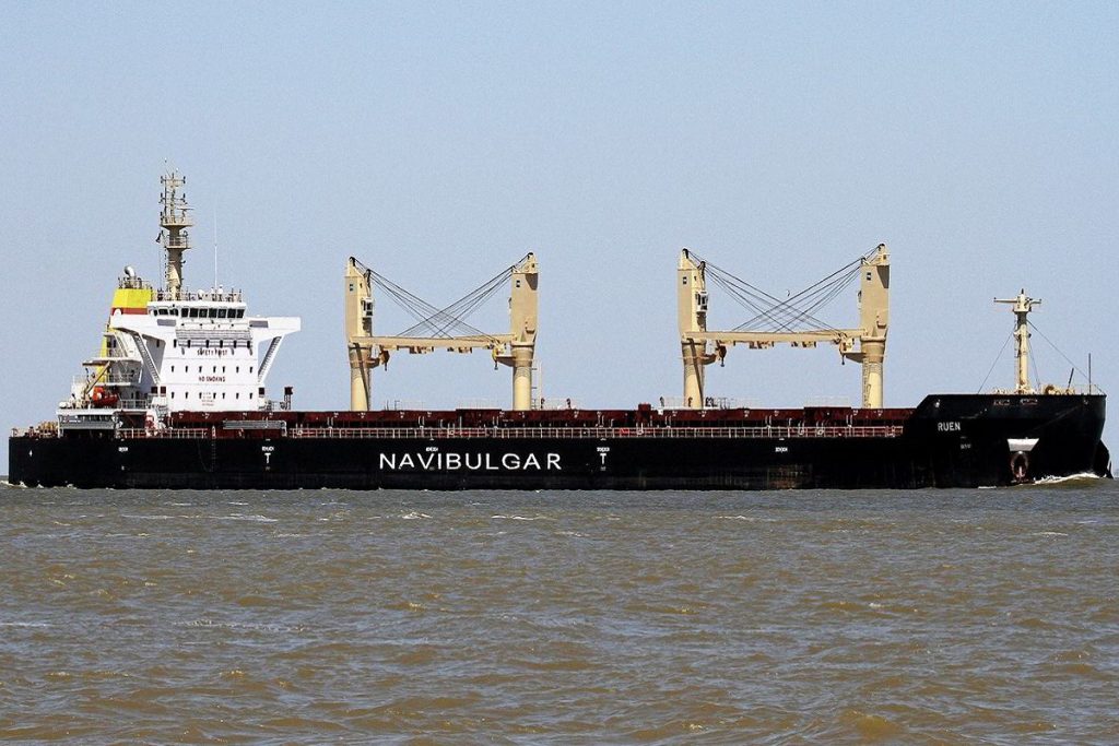 Σε στενή παρακολούθηση από το Ινδικό ναυτικό το φορτηγό πλοίο που κατέλαβαν οι Σομαλοί πειρατές