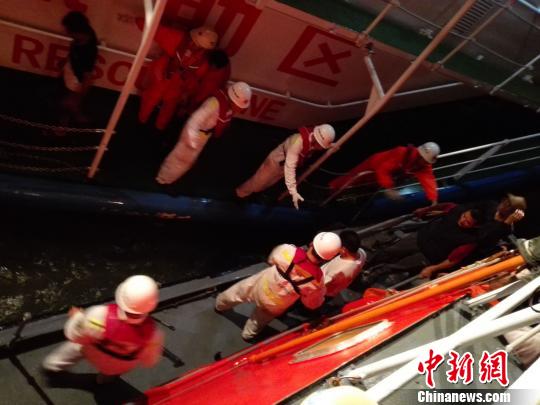 enas_nekros_se_fortigo_ploio_pou_vithistike1