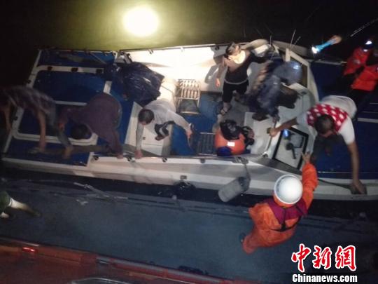 enas_nekros_se_fortigo_ploio_pou_vithistike2