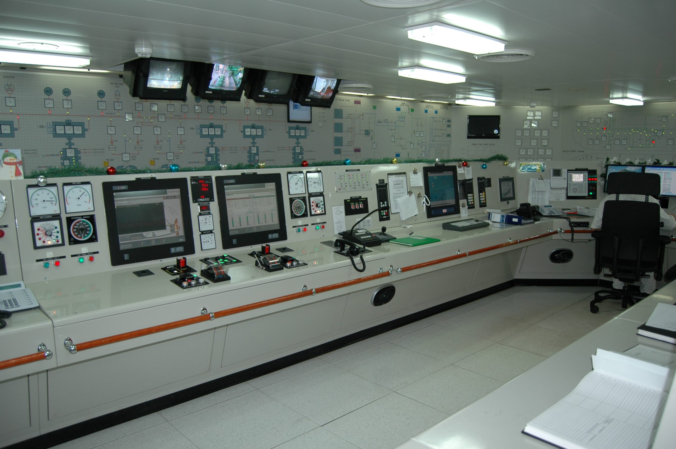 engineer_control_room_pontoporos_nautilia_