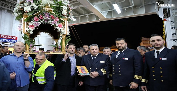ΧΙΟΣ: Συγκινητική συνάντηση επιταφίου Αγίου Γεωργίου με το πλοίο Νήσος Σάμος (βίντεο)
