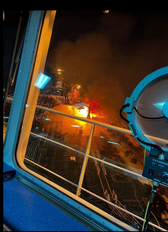 Φορτωμένο δεξαμενόπλοιο χτυπήθηκε από πύραυλο στον Κόλπο του Άντεν και πήρε φωτιά! (Photo)