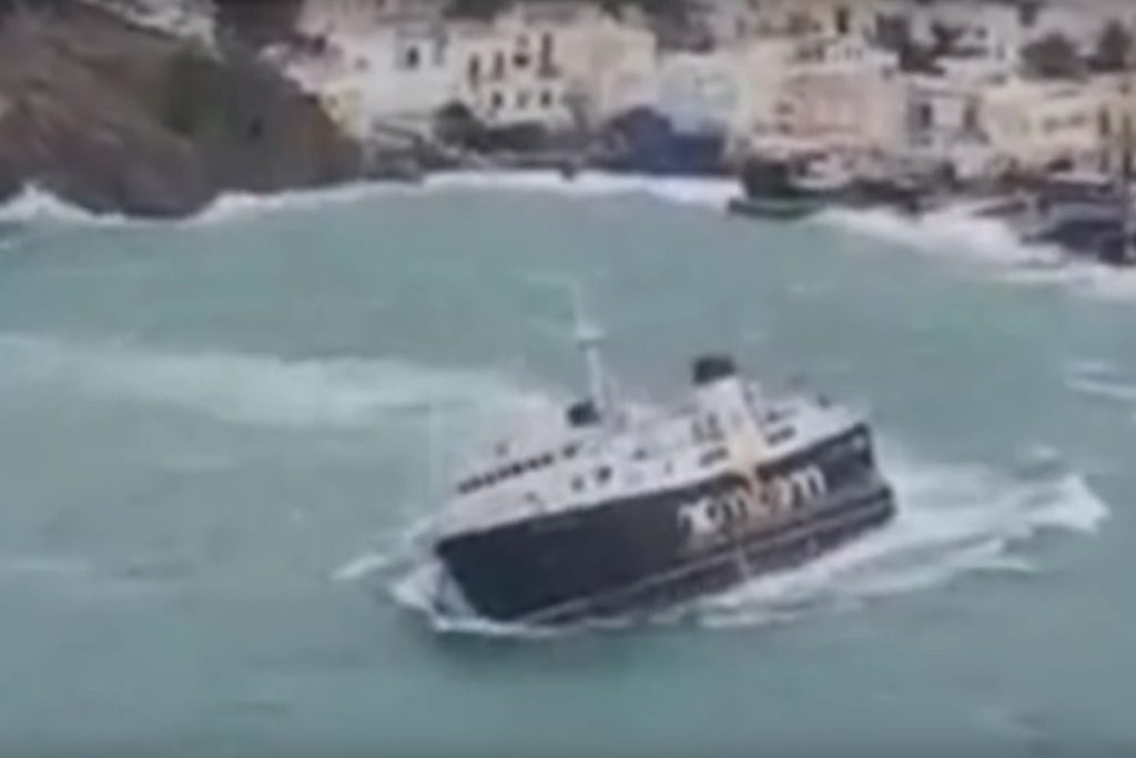 Ιταλικό επιβατηγό πλοίο με 120 άτομα παραλίγο να ανατραπεί! (Video)