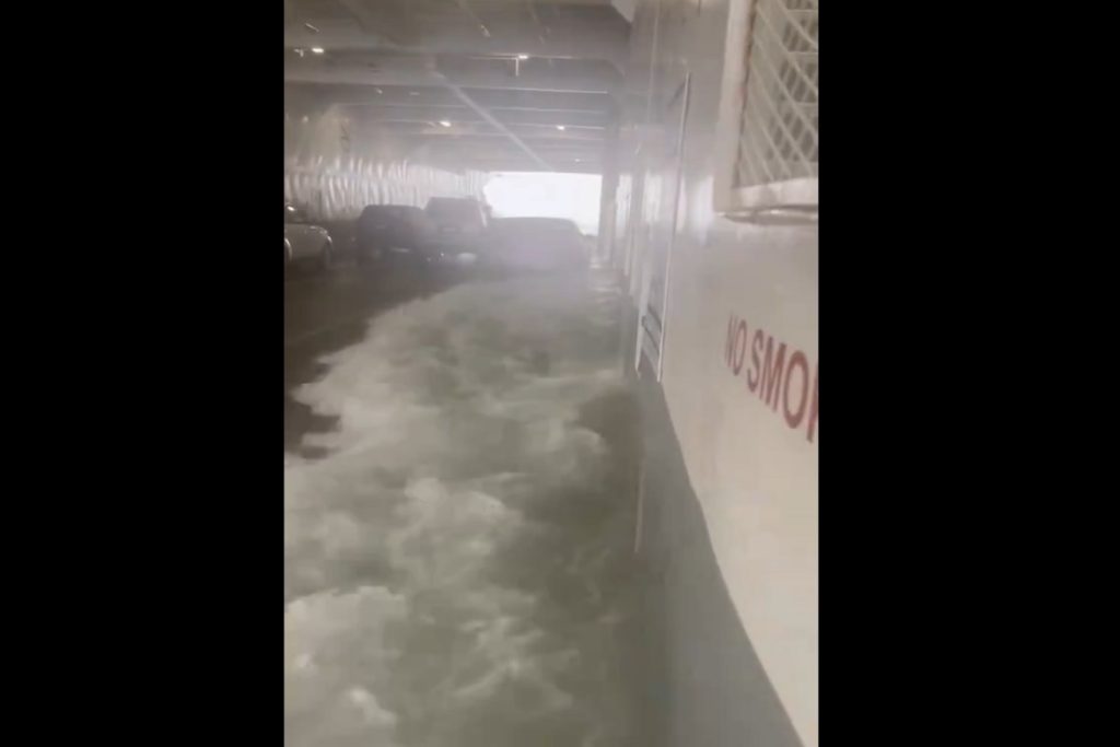 Οχηματαγωγό πλοίο πέφτει σε κακοκαιρία με τεράστια κύματα και γεμίζει νερό το γκαράζ του! (video)