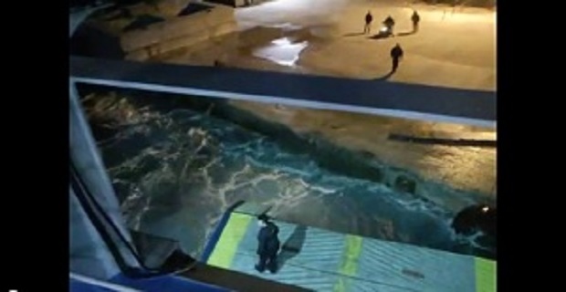 espase_o_katapeltis_tou_aqua_jewel_aktoploia_