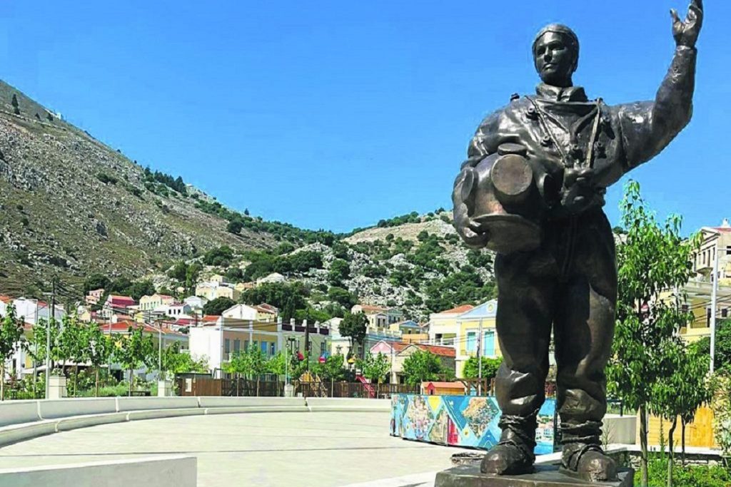 Η πρώτη δύτρια με σκάφανδρο - Ένα διαφορετικό άγαλμα στο λιμάνι της Σύμης
