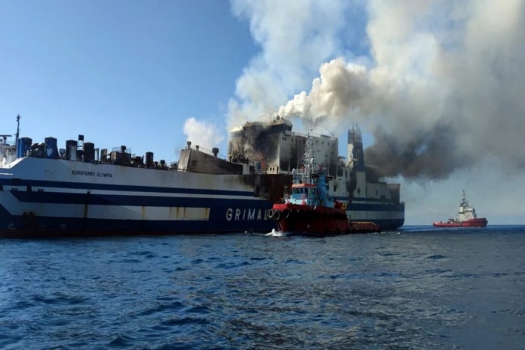 Αναζωπυρώθηκε η φωτιά στο εσωτερικό του Euroferry Olympia
