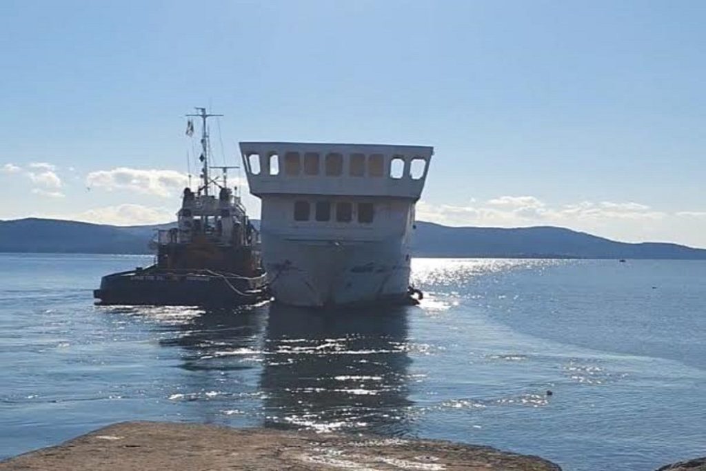 Απομακρύνθηκε το 10ο επικίνδυνο-επιβλαβές πλοίο από τον κόλπο Ελευσίνας (photo)