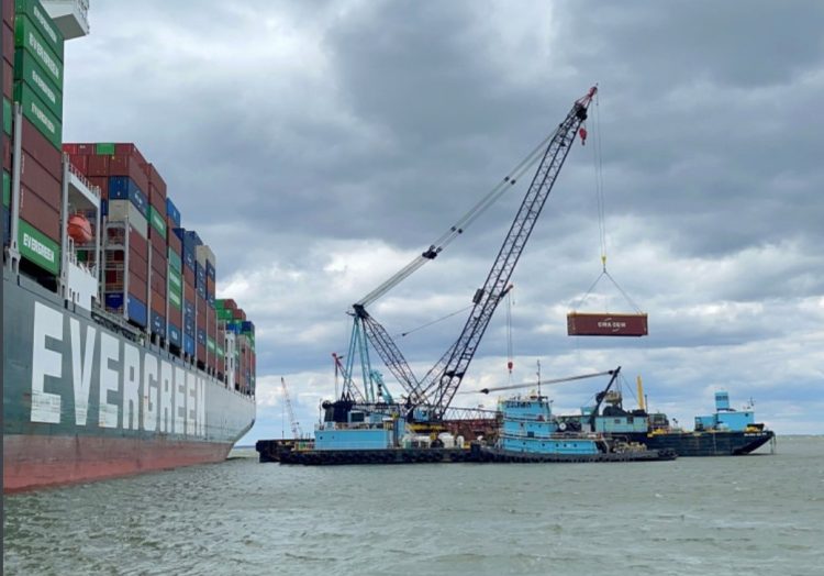 Ξεκίνησε η εκφόρτωση των κοντέινερ από το 334 μέτρων πλοίο που προσάραξε στις ΗΠΑ