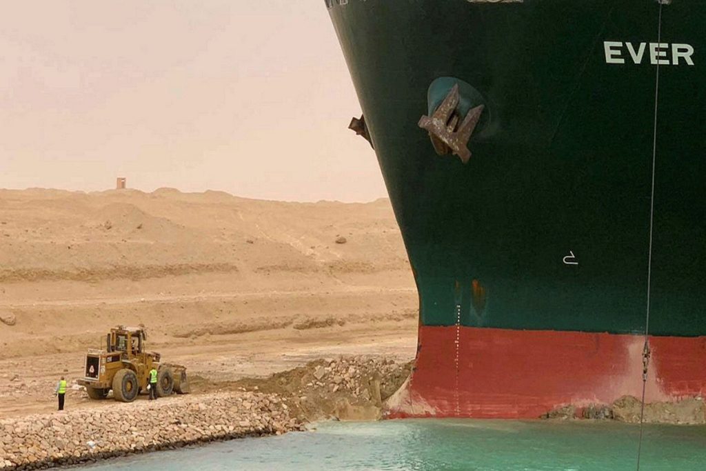 Μήνυση της Maersk στην Evergreen – Ζητάει αποζημίωση 43 εκατ. δολ. για το κλείσιμο του Σουέζ το 2021