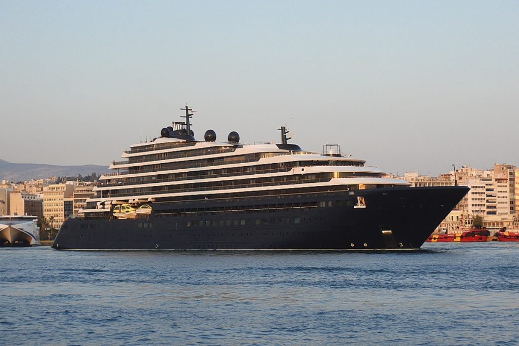 EVRIMA : Το κρουαζιερόπλοιο-yacht του ξενοδοχειακού κολοσσού Ritz-Carlton για πρώτη φορά στον Πειραιά (video)