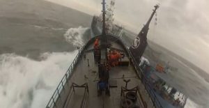 falainothiriko_embolizei_ploio_aktibistwn_