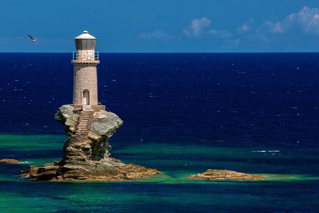 Ο εντυπωσιακός φάρος Τουρλίτης και η Παναγιά Θαλασσινή στην Άνδρο (video)