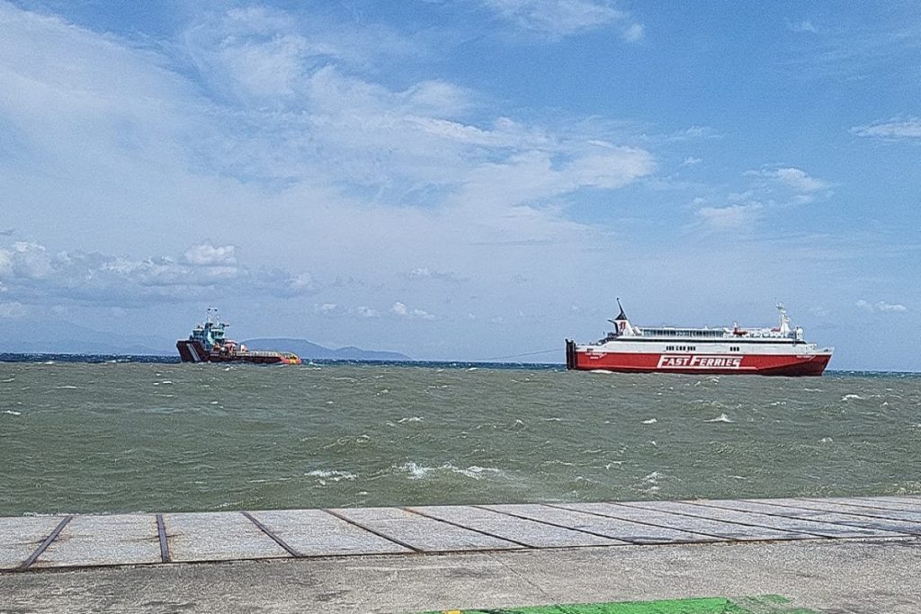 Ύστερα από 18 ώρες, έδεσε στο λιμάνι της Ραφήνας το «Fast Ferries Andros»