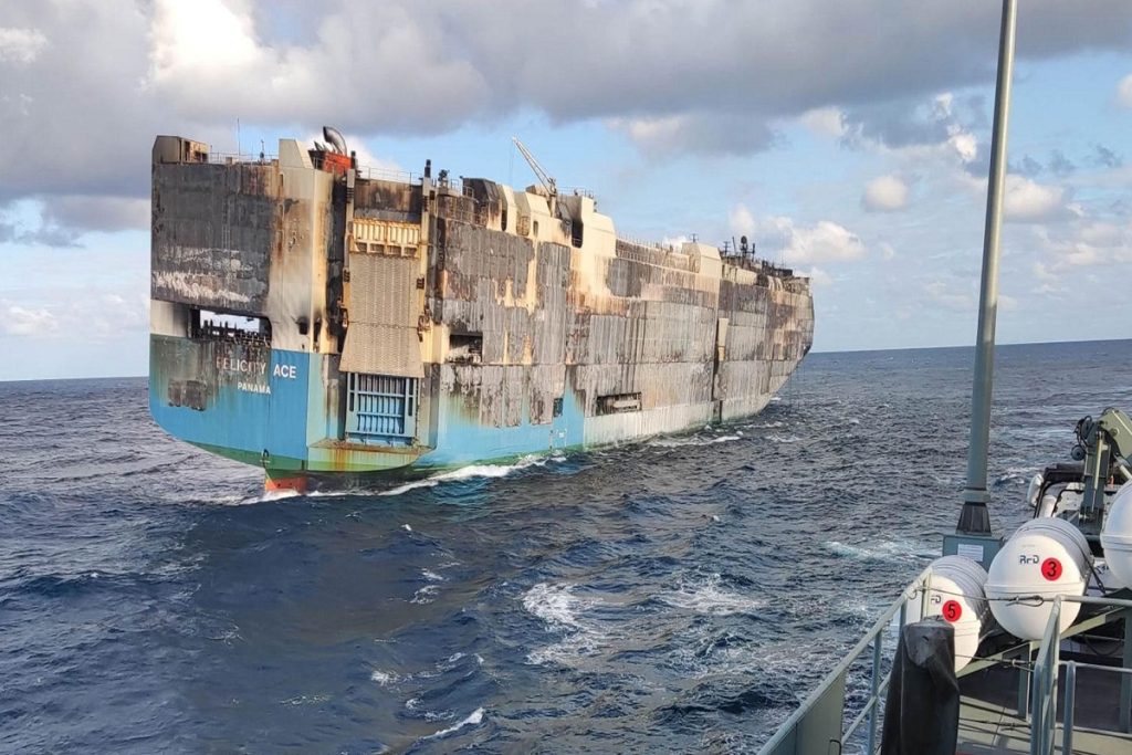 Βυθίστηκε στον Ατλαντικό το πλοίο που μετέφερε χιλιάδες πολυτελή αυτοκίνητα!