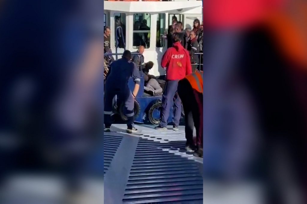 Γυναίκα βρέθηκε στη θάλασσα πέφτοντας από φέρι μποτ της γραμμής Πέραμα – Σαλαμίνα! (photos)