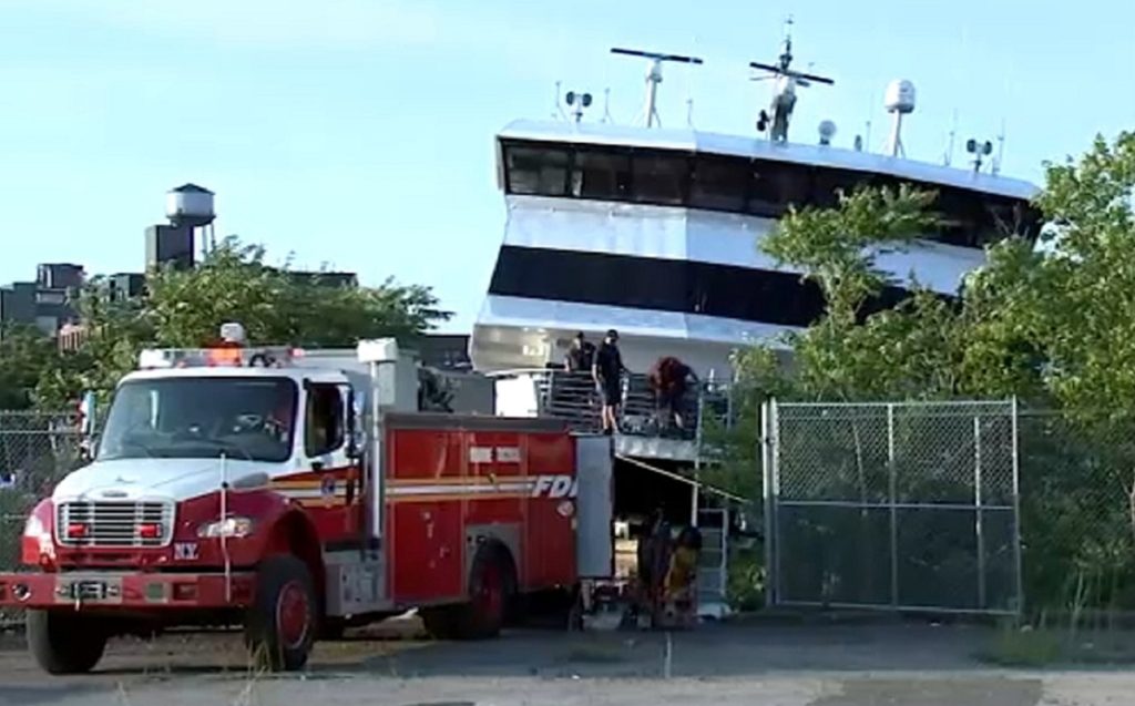 125 διασώθηκαν από ferry που προσάραξε στη Νέα Υόρκη (video)
