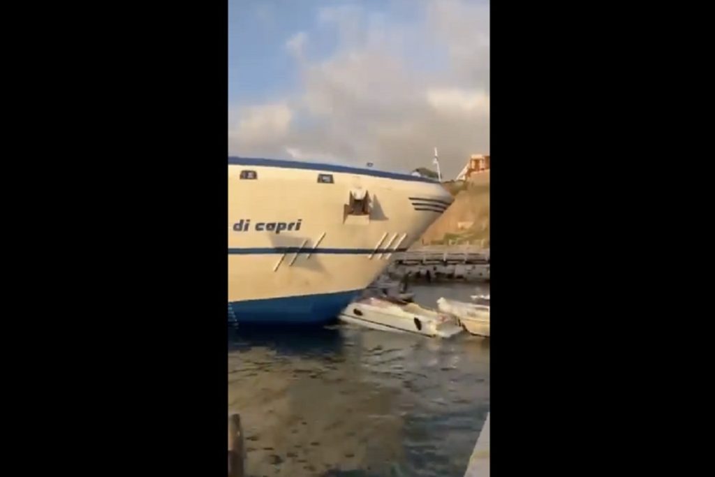 Φεριμπότ παρέσυρε μεγάλο αριθμό σκαφών κατά τον ελλιμενισμό του (video)