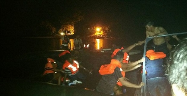 Ινδονησία: Παραλίγο τραγωδία από βυθιζόμενο οχηματαγωγό με 100 επιβαίνοντες ferry_sunk_indonisia