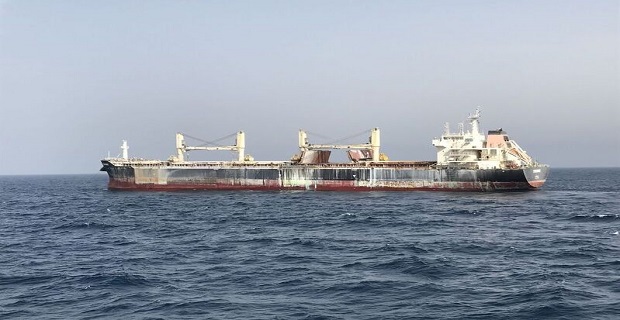 Δείτε τι συμβαίνει όταν καίγεται πλοίο φορτωμένο με λίπασμα