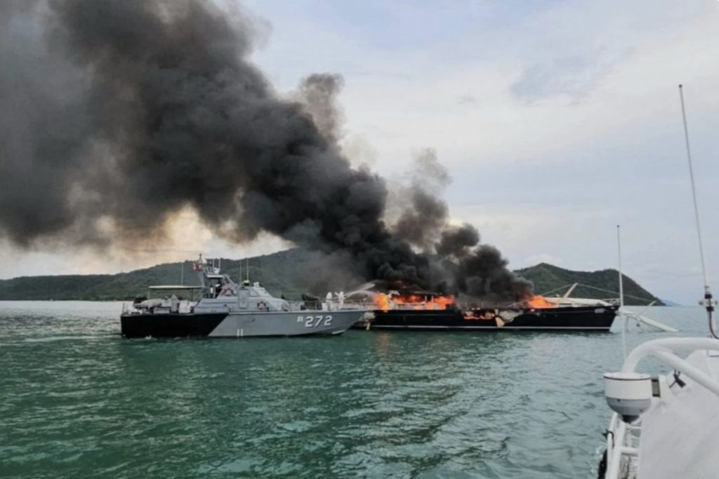 Πολυτελές ιστιοπλοϊκό μήκους 34 μέτρων τυλίχθηκε στις φλόγες (video)
