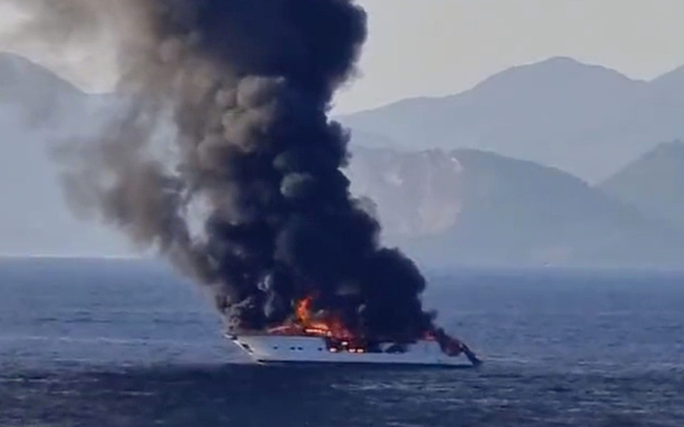 Πολυτελές γιοτ καταστράφηκε ολοσχερώς από πυρκαγιά (video & photos)