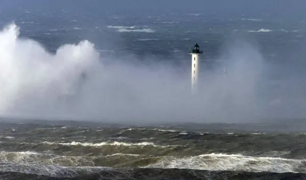 Φονική θύελλα σαρώνει τη δυτική Ευρώπη [φωτο+βίντεο]