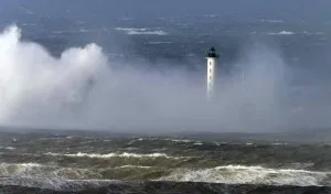 Φονική θύελλα σαρώνει τη δυτική Ευρώπη [φωτο+βίντεο]
