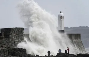 Φονική θύελλα σαρώνει τη δυτική Ευρώπη [φωτο+βίντεο]