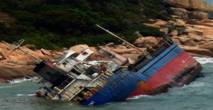 forthgo_ploio_anatrapike_sta_braxia_tou_xongk_kongk_1