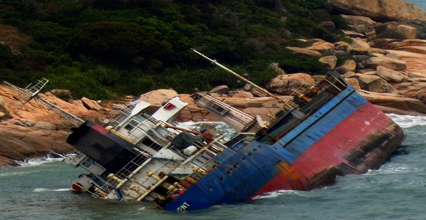 forthgo_ploio_anatrapike_sta_braxia_tou_xongk_kongk_