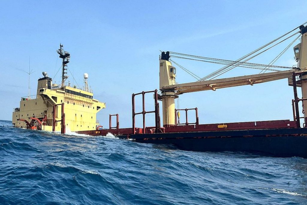 Επιβεβαιώθηκαν οι πληροφορίες: Φορτηγό πλοίο βυθίστηκε στην Ερυθρά θάλασσα (Βίντεο)