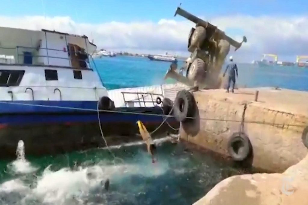 Φορτηγίδα αναποδογυρίζει την στιγμή της φόρτωσης και το πλήρωμα πηδάει στη θάλασσα για να σωθεί!