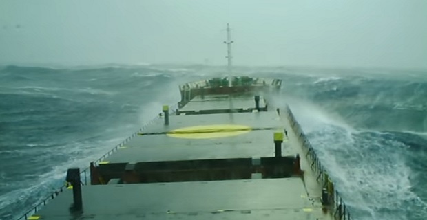 Ακυβέρνητο φορτηγό πλοίο στην Καλαμάτα