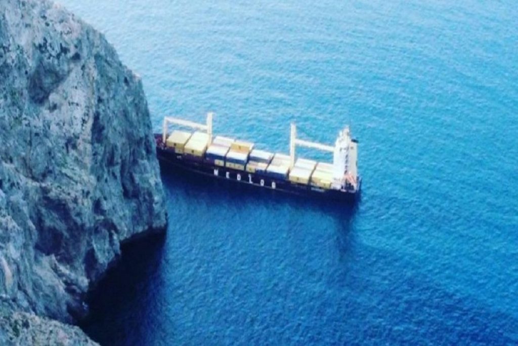 Αποκολλήθηκε το φορτηγό πλοίο που είχε προσαράξει σε βραχώδη περιοχή της Τήλου