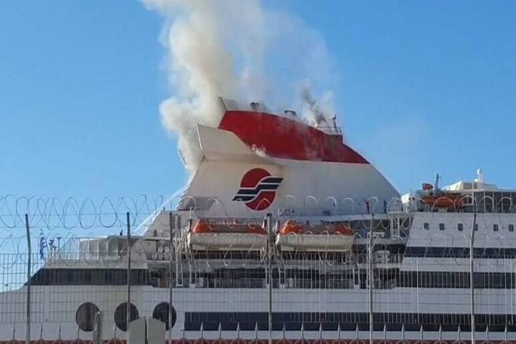 Υπό έλεγχο η φωτιά στο πλοίο Superfast 11 στο λιμάνι της Πάτρας (VIDEO)