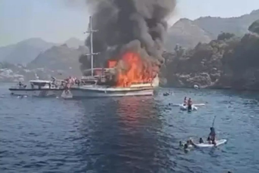 Πήρε φωτιά και βυθίστηκε τουριστικό σκάφος με 110 άτομα - Πηδούσαν στο νερό για να σωθούν (video)
