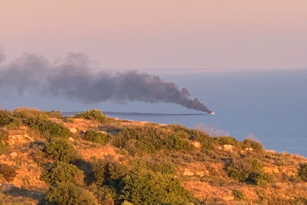 Βυθίστηκε η θαλαμηγός που πήρε φωτιά ανοικτά του Κατελειού (video & photo)