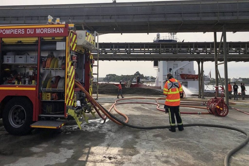 Πυρκαγιά σε αμπάρι φορτηγού πλοίου στη Γαλλία