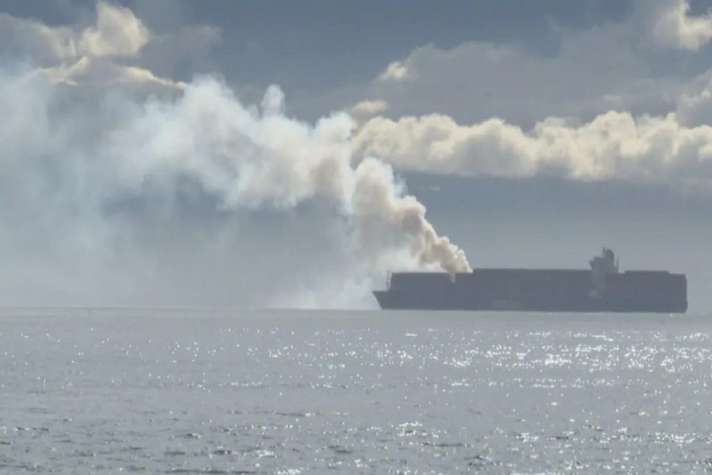 Φωτιά ξέσπασε στο container ship «Zim Charleston» - Περίπου 300 κοντέινερς κάηκαν