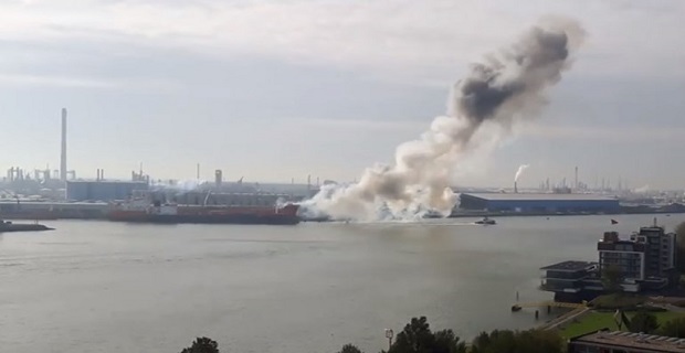 Έκρηξη και πυρκαγιά σε δεξαμενόπλοιο στο Ρότερνταμ [βίντεο]