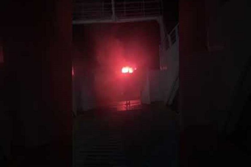 Συναγερμός στις Σπέτσες! Φωτιά σε επιβατηγό πλοίο στο παλιό λιμάνι! (video)