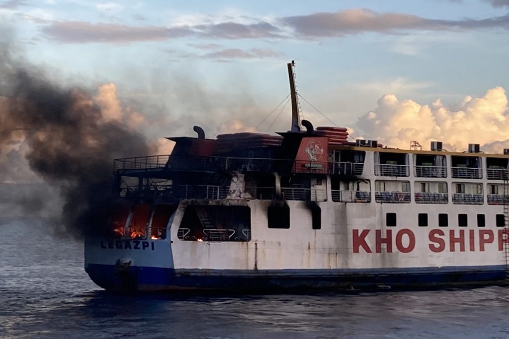 Πυρκαγιά ξέσπασε σε Ferry στις Φιλιππίνες (video & photos)