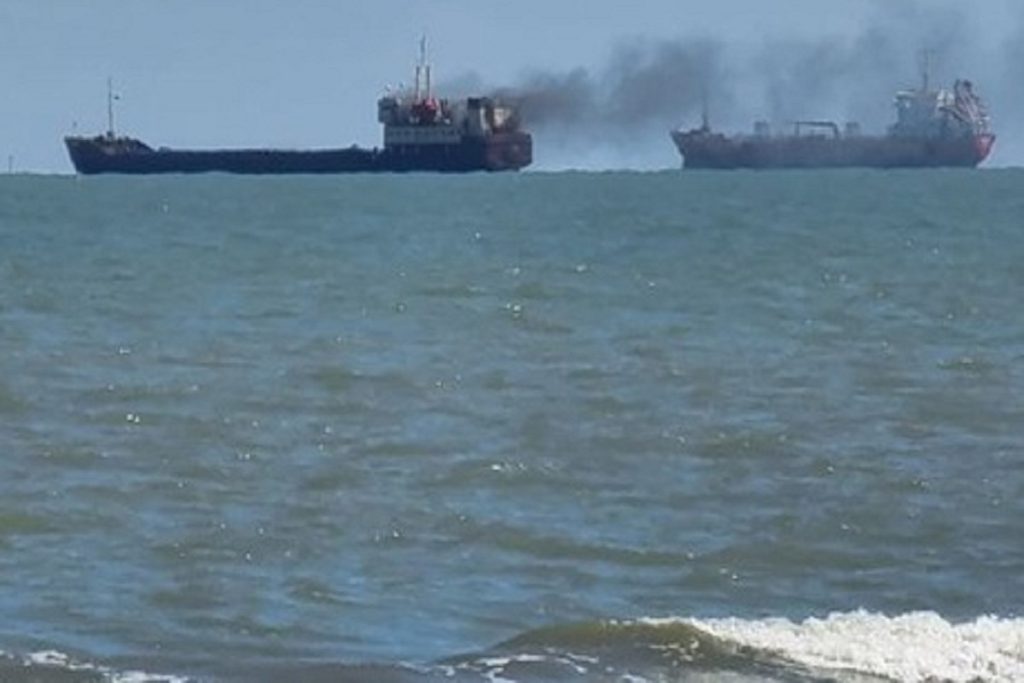 Τουρκικό φορτηγό πλοίο καίγεται στη Ρωσία