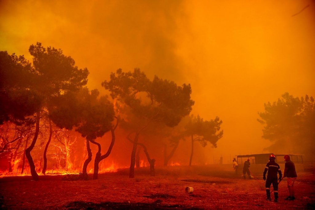 Φωτιά στα Βατερά Λέσβου: Το λιμενικό απεγκλώβισε 9 άτομα από την παραλία