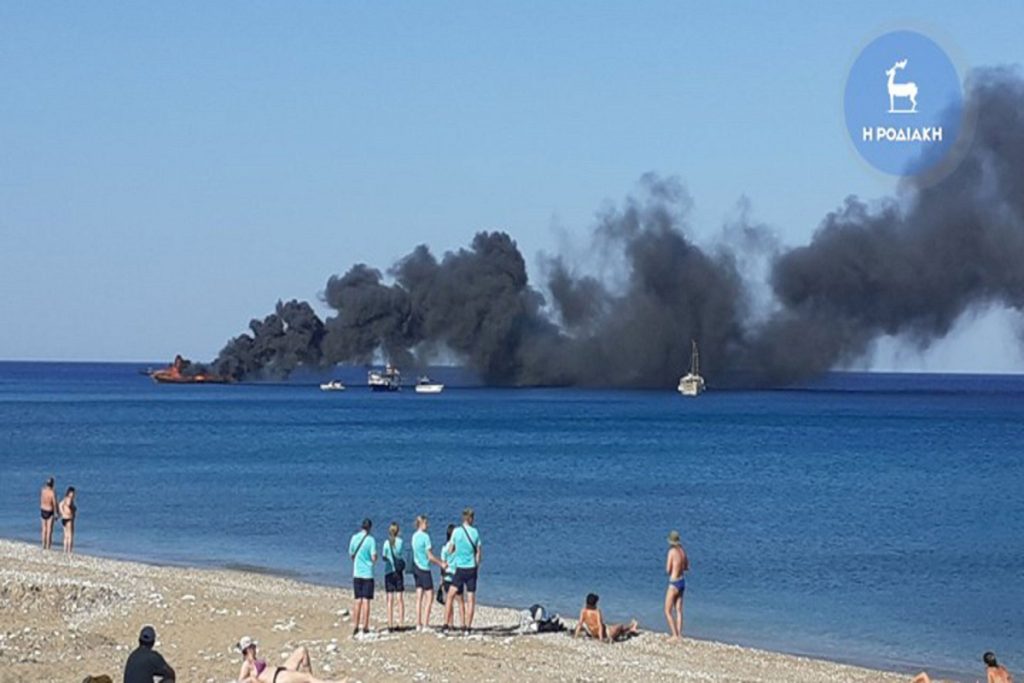 Ρόδος: Φωτιά σε τουριστικό πλοίο - Πήδηξαν στη θάλασσα οι επιβάτες για να σωθούν (video)