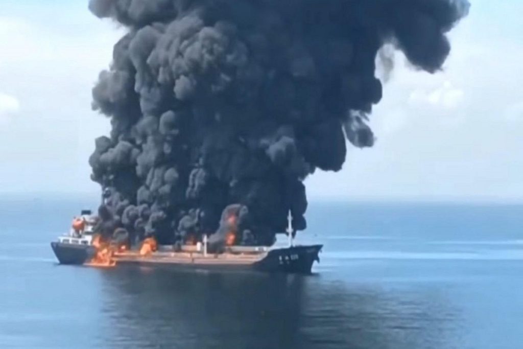 Δεξαμενόπλοιο φορτωμένο με ντίζελ τυλίχθηκε στις φλόγες- 2 μέλη του πληρώματος αγνοούνται (photo)